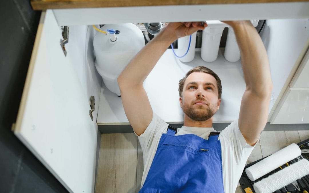 plumber-change-the-water-filter
