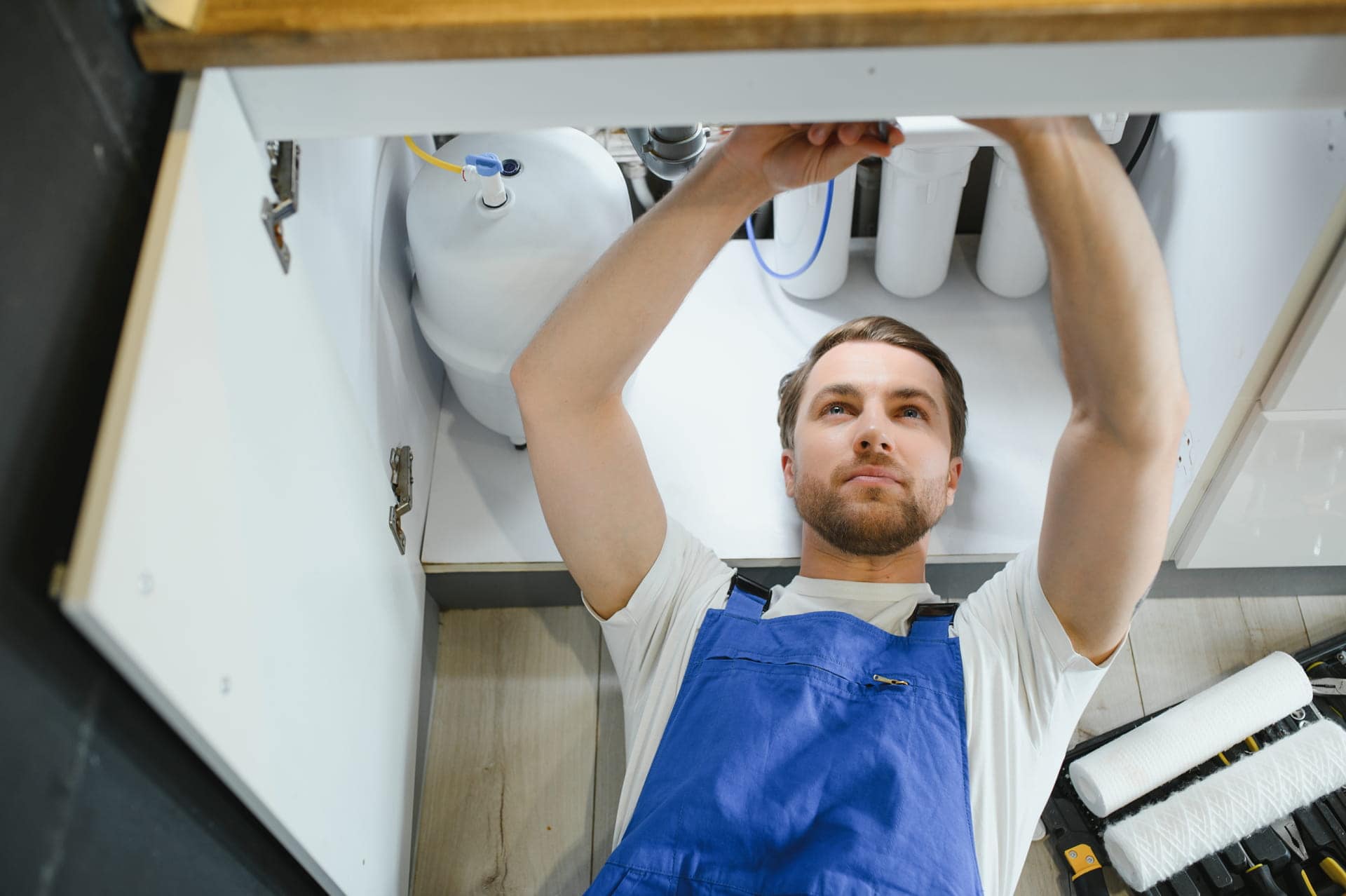 plumber-change-the-water-filter